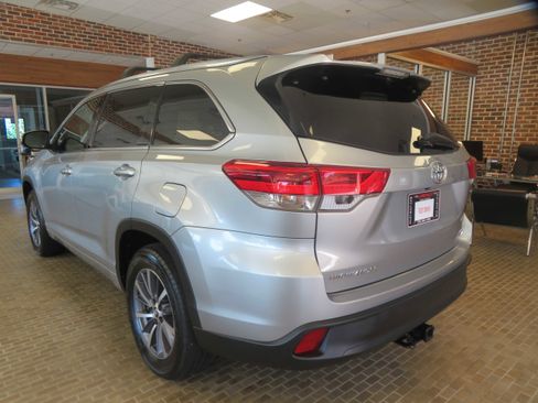 Used 2017 Toyota Highlander XLE FWD image 6
