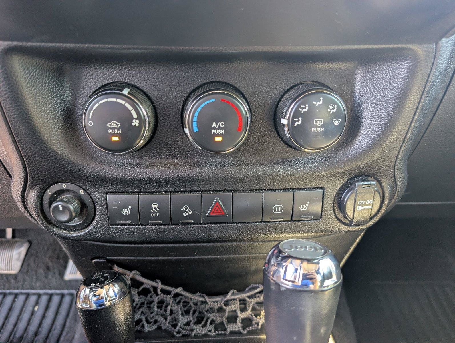 Used 2012 Jeep Wrangler Unlimited Sahara AWD/4WD image 20