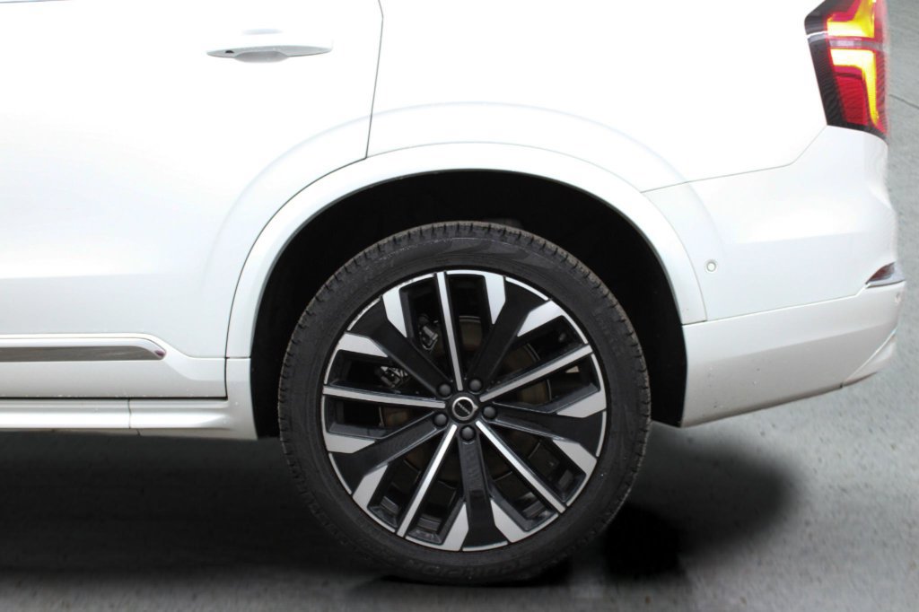 Certified 2025 Volvo XC90 B5 Ultra AWD/4WD image 8