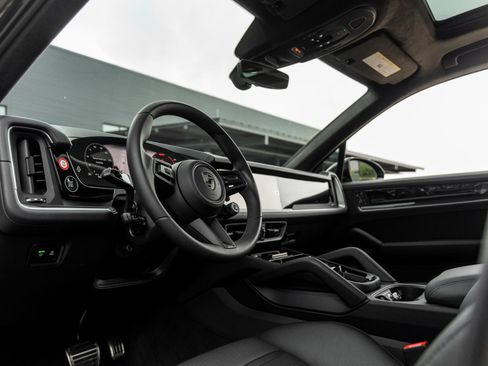 New 2025 Porsche Cayenne Turbo AWD/4WD image 4