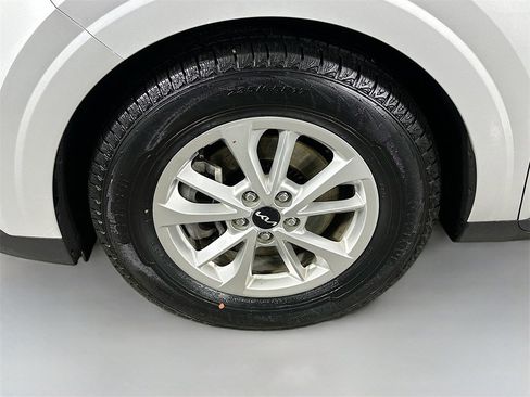 Certified 2022 Kia Carnival LX image 13