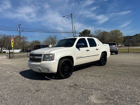 Used 2013 Chevrolet Avalanche LTZ RWD image 30