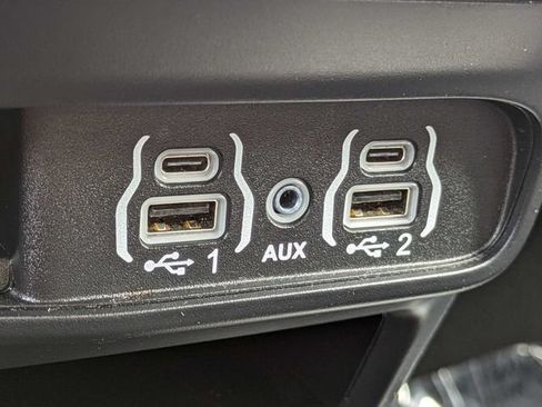 Used 2024 Chrysler Pacifica Limited FWD image 25