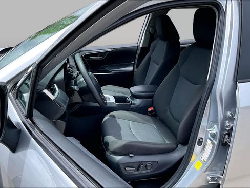 Used 2025 Toyota RAV4 XLE FWD image 7