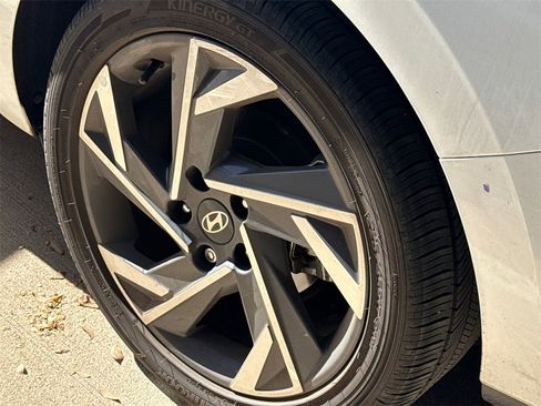 Used 2025 Hyundai Elantra Limited image 10