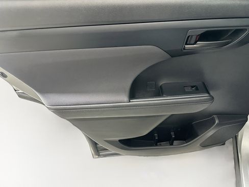 Used 2023 Toyota Highlander LE image 27