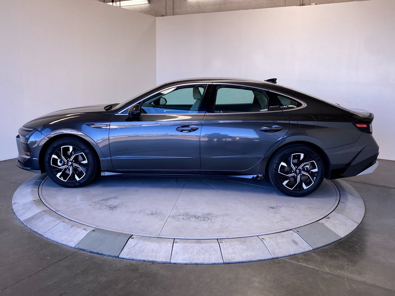 Used 2025 Hyundai Sonata SEL FWD image 2