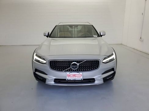 Used 2017 Volvo V90 T6 Cross Country image 3