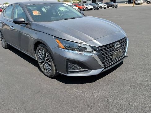Used 2024 Nissan Altima 2.5 SV FWD image 5