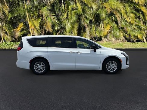 New 2027 Chrysler Pacifica Select FWD image 3