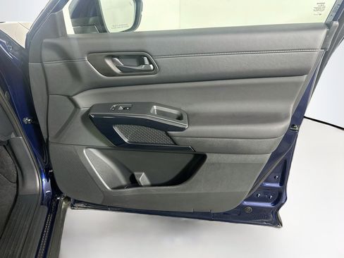 Used 2025 Nissan Pathfinder SV FWD image 35