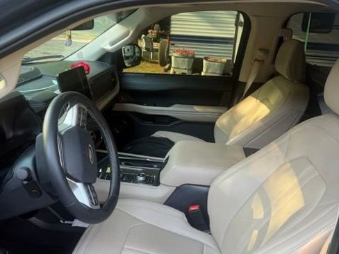 Used 2024 Ford Expedition Limited AWD/4WD image 3