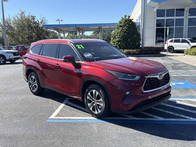 Used 2021 Toyota Highlander XLE FWD image 2