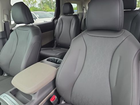 New 2027 Kia Carnival FWD image 22