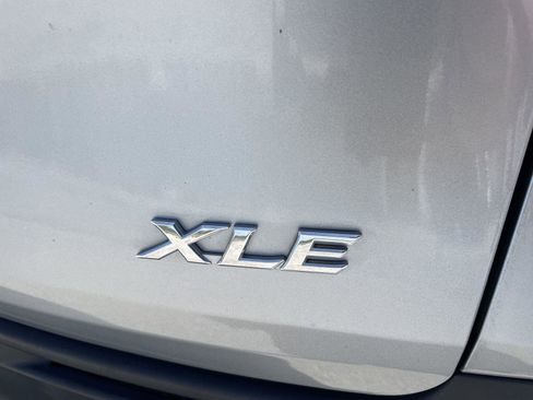 Used 2025 Toyota Sienna XLE FWD image 40