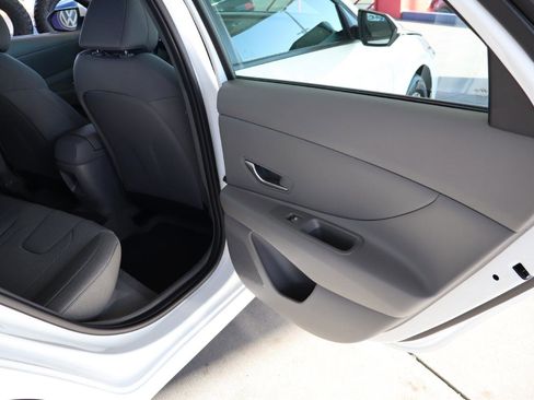 Used 2025 Hyundai Elantra SE image 33