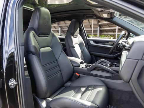 Certified 2025 Porsche Cayenne Coupe image 57