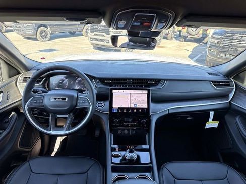 New 2025 Jeep Grand Cherokee Limited w/ Black Appearance Package image 12