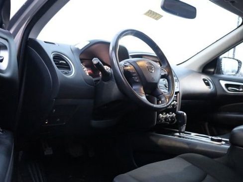 Used 2019 Nissan Pathfinder SV image 15