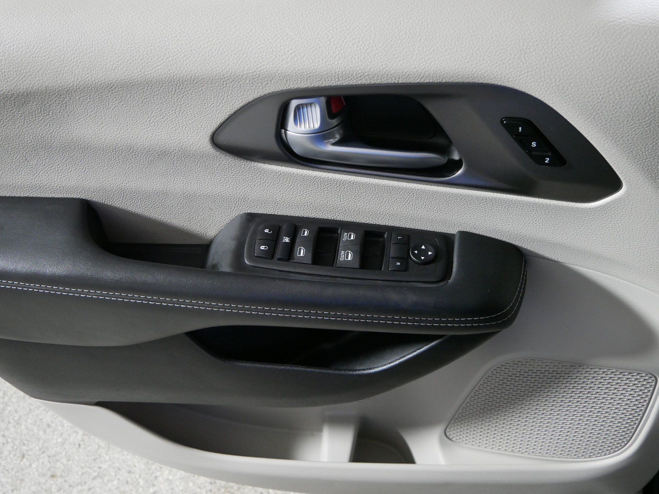 Used 2023 Chrysler Pacifica Touring-L FWD image 19