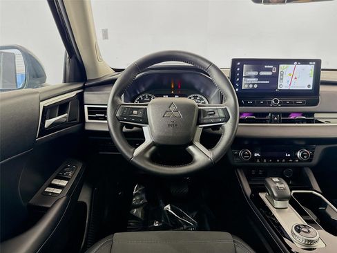 Used 2025 Mitsubishi Outlander SE image 19