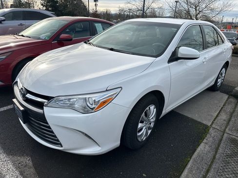 Used 2015 Toyota Camry LE image 1