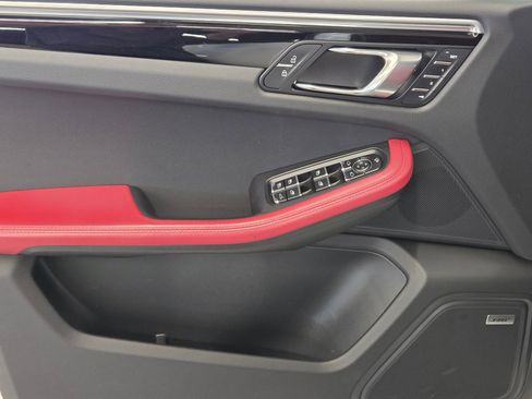 Certified 2022 Porsche Macan AWD/4WD image 14