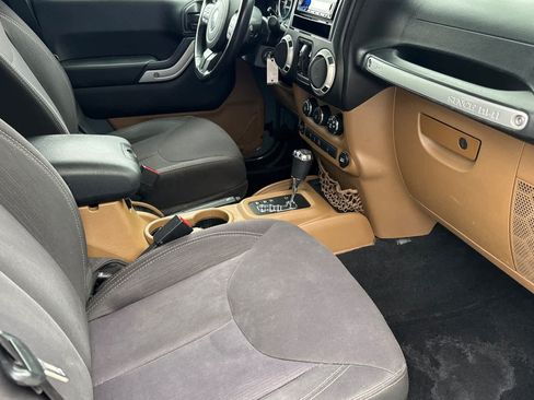 Used 2014 Jeep Wrangler Unlimited Sahara w/ Connectivity Group AWD/4WD image 17