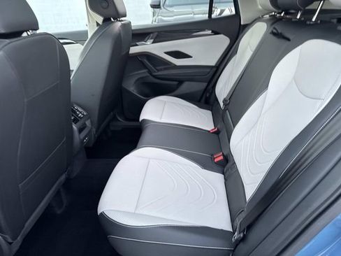 Certified 2025 Volkswagen Tiguan SE w/ Panoramic Sunroof Package image 11