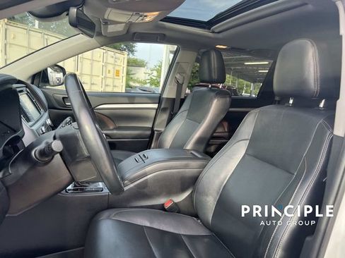 Used 2019 Toyota Highlander XLE AWD/4WD image 15