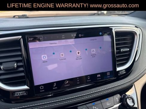Used 2025 Chrysler Pacifica Limited FWD image 30