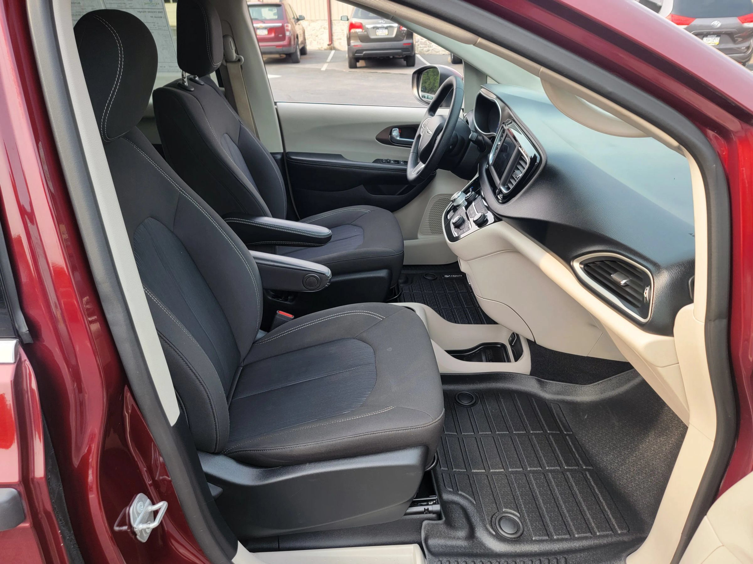 Used 2020 Chrysler Voyager L FWD image 16