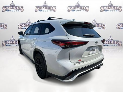 Used 2024 Toyota Highlander XSE FWD image 6