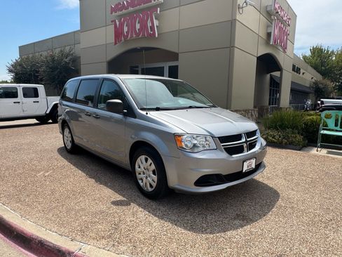 Used 2019 Dodge Grand Caravan SE w/ UConnect Hands-Free Group FWD image 5