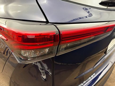 Used 2022 Toyota Highlander XLE AWD/4WD image 25