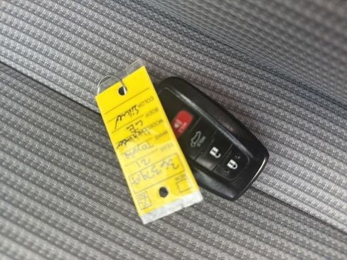 Used 2021 Toyota Highlander LE FWD image 35