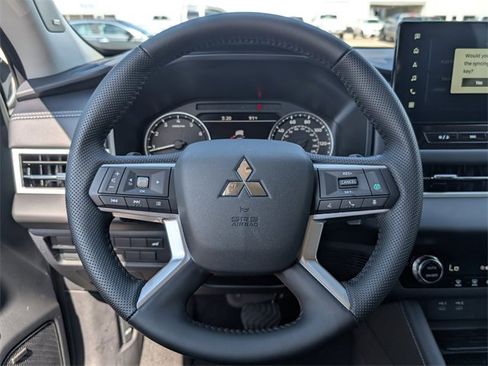 New 2025 Mitsubishi Outlander SE image 15