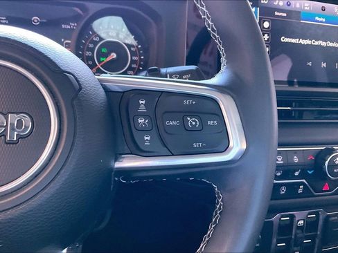Used 2025 Jeep Wrangler Unlimited Sahara AWD/4WD image 9