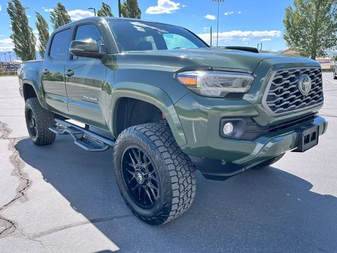 Used 2021 Toyota Tacoma TRD Sport w/ TRD Premium Sport Package AWD/4WD image 3