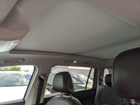 Used 2020 Volkswagen Tiguan SE w/ Panoramic Sunroof Package image 9