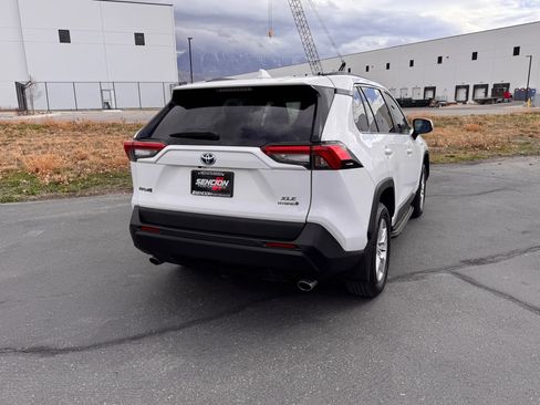 Used 2021 Toyota RAV4 XLE w/ Carpet Mat Package (TMS) image 7