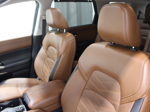 Used 2024 Nissan Pathfinder Platinum AWD/4WD image 4