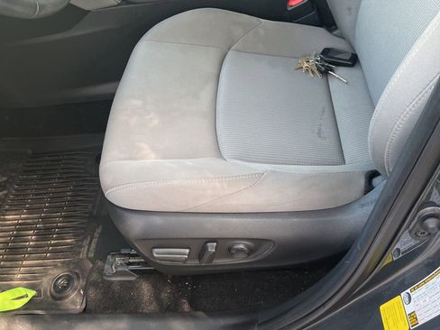 Used 2023 Toyota Venza LE image 8