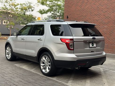 Used 2015 Ford Explorer XLT w/ Equipment Group 202A FWD image 3