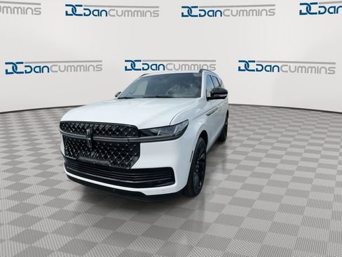 New 2026 Lincoln Navigator Reserve w/ Jet Appearance Package AWD/4WD image 4
