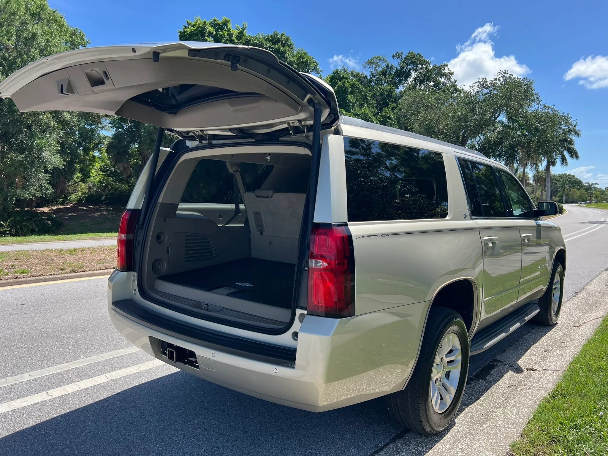 Used 2016 Chevrolet Suburban LT RWD image 21