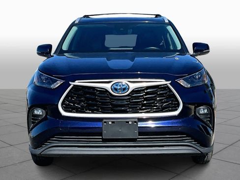 Used 2023 Toyota Highlander XLE image 3