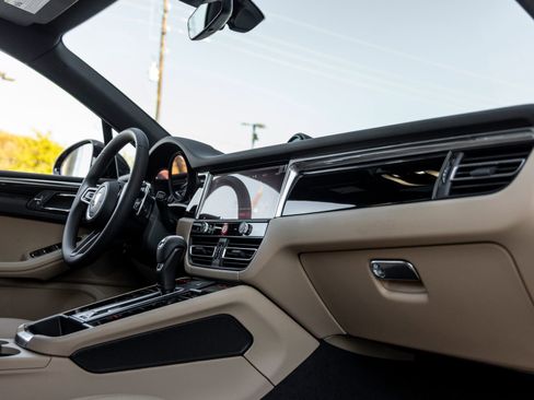 Certified 2026 Porsche Macan AWD/4WD image 48