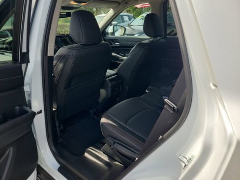 Used 2025 Nissan Pathfinder SL FWD image 10