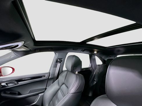 Certified 2025 Porsche Macan image 14